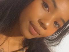 Omaliia - female with black hair webcam at xLoveCam