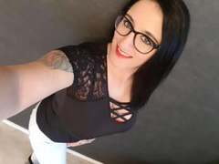 QueenParis-hot - female with black hair webcam at xLoveCam