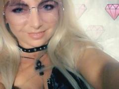 RoxanneDreamX - blond female webcam at xLoveCam