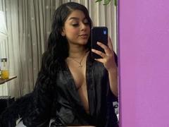 RoxyWood - female with black hair webcam at xLoveCam