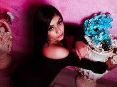 RoxyWood - female with black hair webcam at xLoveCam