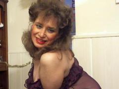 SamanthaMature - blond female webcam at xLoveCam