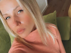 SandraSwweet - female with  small tits webcam at xLoveCam