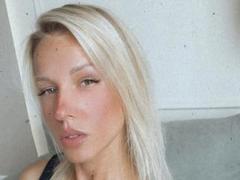 SandraSwweet - female with  small tits webcam at xLoveCam