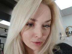 SaraLovely - female webcam at xLoveCam