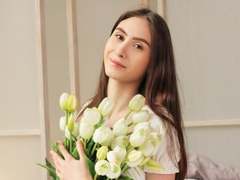 SaraEvans - female with brown hair webcam at ImLive