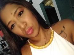 SaraSwan - female with brown hair webcam at xLoveCam