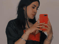 SaraWinson - shemale with brown hair webcam at xLoveCam