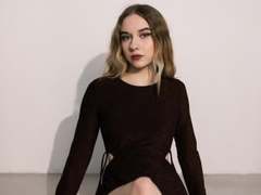 SexyMeyes - female with red hair webcam at xLoveCam