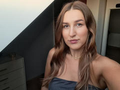 SiennaInLove - female with brown hair and  small tits webcam at xLoveCam