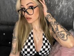 Sina-Valentini-hot - female with brown hair webcam at xLoveCam