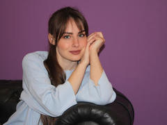 VeronicaNyman - female with brown hair webcam at LiveJasmin