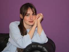 VeronicaNyman - female with brown hair webcam at LiveJasmin