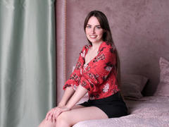 VeronicaNyman - female with brown hair webcam at LiveJasmin