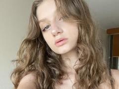 ViEula - female with brown hair webcam at xLoveCam