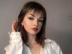 VickyxFantasy - female with brown hair and  small tits webcam at xLoveCam