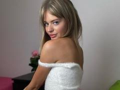 YourLana - female webcam at xLoveCam