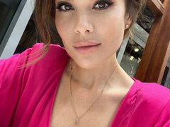 Alexa95 - female with brown hair webcam at ImLive