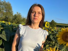 AlvaGreer - female with brown hair webcam at ImLive