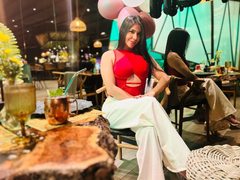 Amaia_Cooper - female with black hair webcam at ImLive