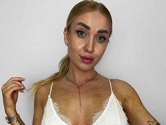 AmaliaSun - female with black hair and  small tits webcam at ImLive