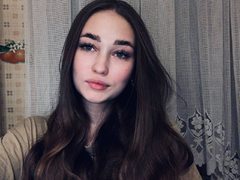 AmandaDiar - female with brown hair webcam at LiveJasmin