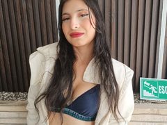 amelliepriett - female with brown hair webcam at ImLive