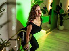 AnaHemsworth - female with brown hair webcam at LiveJasmin