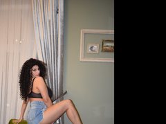 AnaliaCurlyy - female with brown hair and  big tits webcam at ImLive