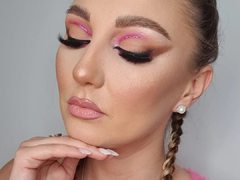 AnnaShine - female with brown hair webcam at ImLive