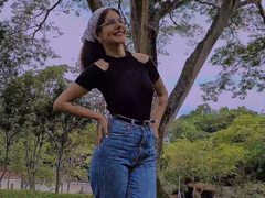 AnnieViilla_ - female with brown hair and  small tits webcam at ImLive