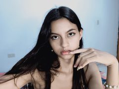 Aura_Rose19 - female with brown hair webcam at ImLive
