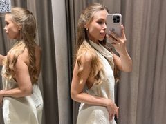 Avelora - blond female with  big tits webcam at ImLive