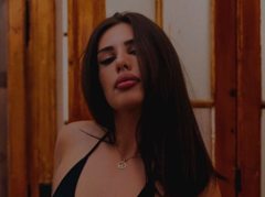 AveryStoneBeautiful - female with brown hair webcam at ImLive