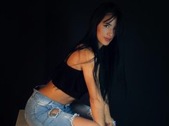 Avii_Thomsonnn - female with black hair webcam at ImLive