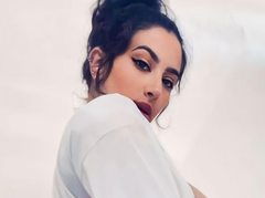 BabyAnne - female with black hair webcam at ImLive