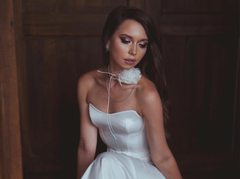 BeatriceRain - female with brown hair webcam at ImLive