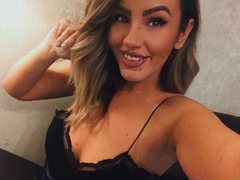 UrBeatrice - female with brown hair and  small tits webcam at ImLive
