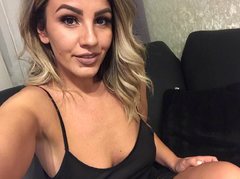 UrBeatrice - female with brown hair and  small tits webcam at ImLive
