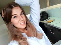 BernuLover - female with brown hair webcam at xLoveCam