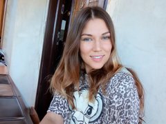 BernuLover - female with brown hair webcam at xLoveCam