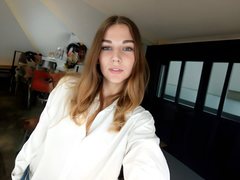 BernuLover - female with brown hair webcam at xLoveCam