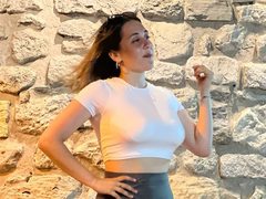 Bettie - female with brown hair webcam at ImLive