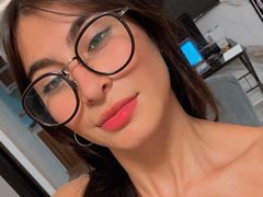 beatriz_ - female with black hair webcam at ImLive