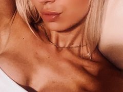 BlondySweetHottt from ImLive