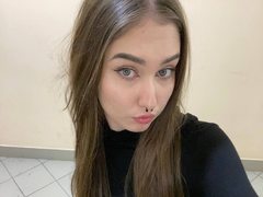 BlueLia - female with brown hair webcam at ImLive