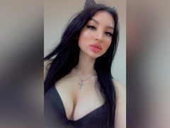 CamillaRose20 - female with black hair and  small tits webcam at ImLive