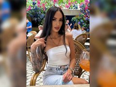 CandyJeannee - female with black hair webcam at ImLive