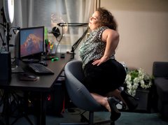 CarolineJones - female with brown hair and  big tits webcam at ImLive