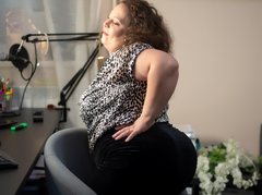 CarolineJones - female with brown hair and  big tits webcam at ImLive